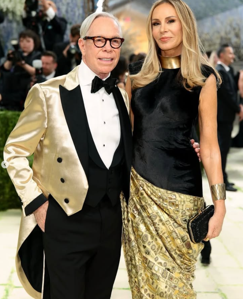 Dee Ocleppo Hilfiger at the 2026 Met Gala wearing a custom Tommy Hilfiger and Joel Jolibe gold gown inspired by Gustav Klimt’s Portrait of Adele Bloch-Bauer I. The dress features layers of gold crystals, foil, and intricate hand-beading.