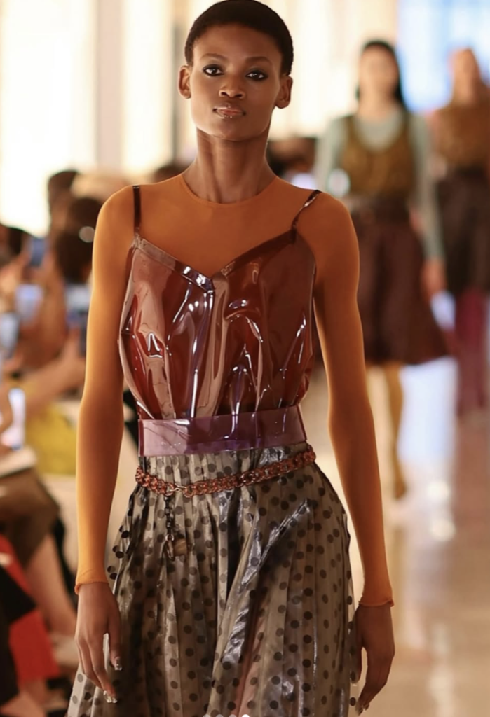 Custom textile printing for Marc Jacobs Spring 2027 runway collection (Look 19). Discover our high-end fashion fabric printing services on pleated garments in NYC.